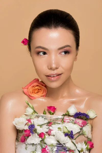 Aantrekkelijk Naakt Aziatisch Meisje Vers Bloemen Geïsoleerd Beige — Stockfoto