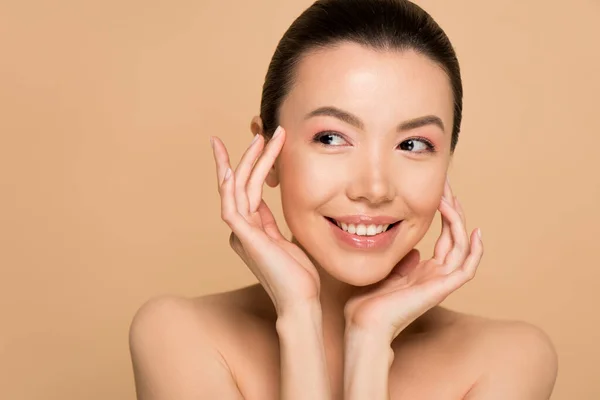 Aantrekkelijke Lachende Tedere Naakt Aziatische Vrouw Met Perfecte Huid Geïsoleerd — Stockfoto