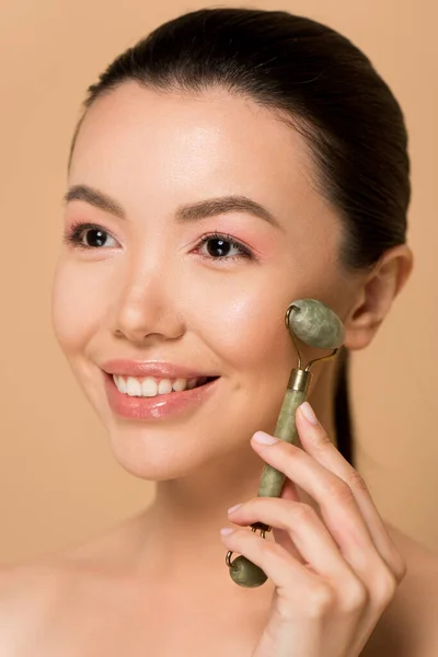 Aantrekkelijk Gelukkig Naakt Aziatisch Meisje Het Maken Van Massage Van — Stockfoto
