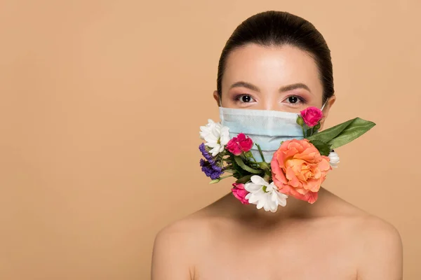Attrayant Jeune Asiatique Femme Floral Visage Masque Isolé Sur Beige — Photo
