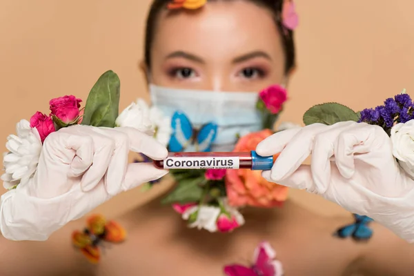Selektivt Fokus Attraktiv Asiatisk Jente Ansiktsmaske Latekshansker Som Holder Blodprøve – stockfoto