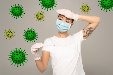 Plastik eldivenli, termometre tutan ve alnına dokunan tıbbi maskeli kadın gri renkte izole edilmiş, bakteri çizimi.