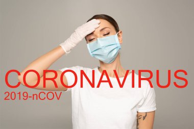 Tıbbi maskeli genç bir kadın alnına dokunuyor. Gri, koronavirüs 2019-nCov illüstrasyonunda izole edilmiş.