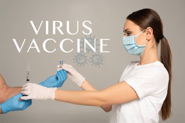 Gri, virüs aşısı örneklerine izole edilmiş lateks eldivenli adamdan aşı kavanozu ve şırınga alan kadının yan görüntüsü 