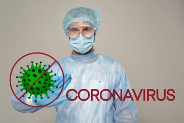 Tıbbi maskeli doktor gri, bakteri ve koronavirüs resimlerinde kameraya dur işareti gösteriyor.