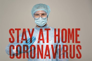Tıbbi maskeli doktor gri kameraya dur işareti gösteriyor, evde kal ve koronavirüs illüstrasyonu yap.