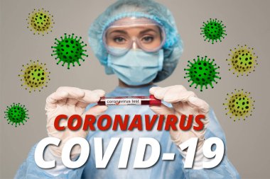 Doktorun, üzerinde kan örneği bulunan test tüpünü gri, coronavirus covid-19 illüstrasyonuna izole ettiği seçici odak noktası.