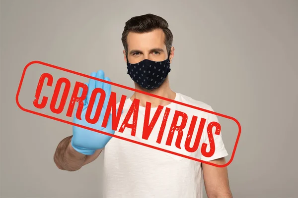 Mannen Skyddsmask Och Latexhandske Visar Stopp Gest Isolerad Grå Coronavirus — Stockfoto