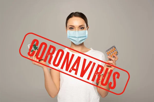 Kvinna Medicinsk Mask Håller Blister Med Piller Isolerade Grå Coronavirus — Stockfoto