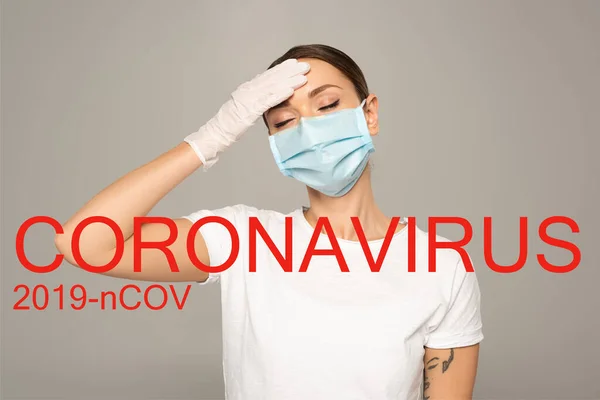 Jonge Vrouw Medisch Masker Raakt Voorhoofd Geïsoleerd Grijs Coronavirus 2019 — Stockfoto