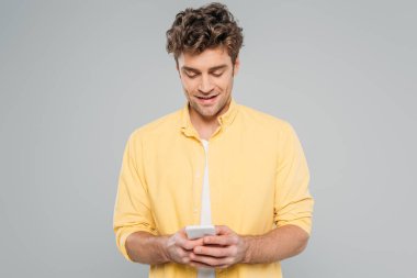 Griler üzerinde izole edilmiş akıllı telefondan gülümseyen ve sohbet eden bir adamın ön görüntüsü