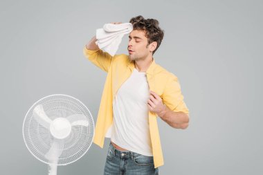 Havlunun yanındaki adam gri renkte izole edilmiş.
