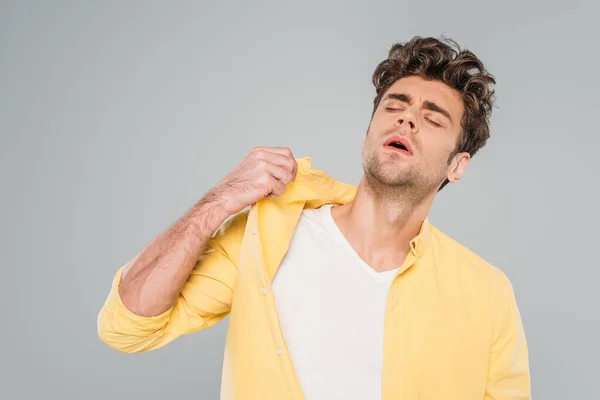 Homem Com Olhos Fechados Boca Aberta Sofrendo Calor Isolado Cinza — Fotografia de Stock