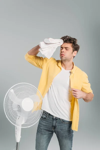 Homem Com Toalha Sofrendo Calor Perto Ventilador Elétrico Isolado Cinza — Fotografia de Stock