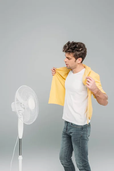 Homem Tocando Camisa Frente Ventilador Elétrico Isolado Cinza — Fotografia de Stock