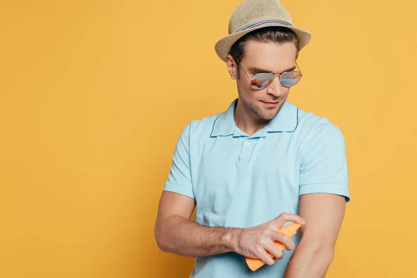 Homem Chapéu Óculos Sol Aplicando Protetor Solar Isolado Amarelo — Fotografia de Stock