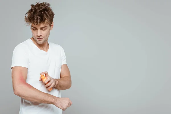 Homme Appliquant Crème Solaire Sur Des Rougeurs Isolées Sur Gris — Photo