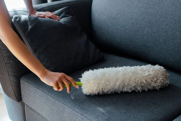 Ausgeschnittene Ansicht Eines Mädchens Das Staub Vom Sofa Mit Staubwedel — Stockfoto