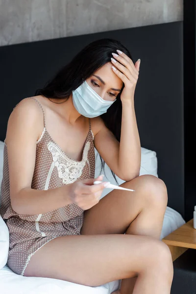 Fille Malade Dans Masque Médical Regardant Thermomètre Tout Étant Assis — Photo