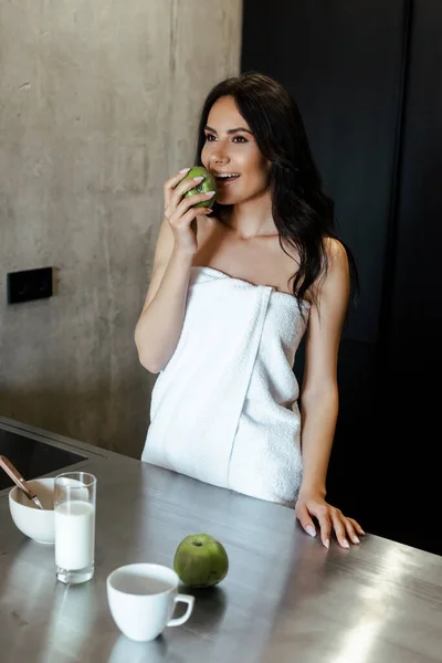 Mulher Feliz Toalha Comendo Maçã Para Café Manhã Cozinha Manhã — Fotografia de Stock