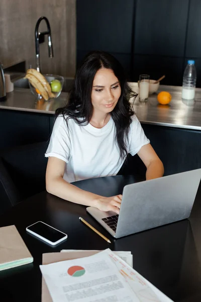 Mulher Bonita Que Trabalha Com Laptop Smartphone Documentos Negócios Cozinha — Fotografia de Stock