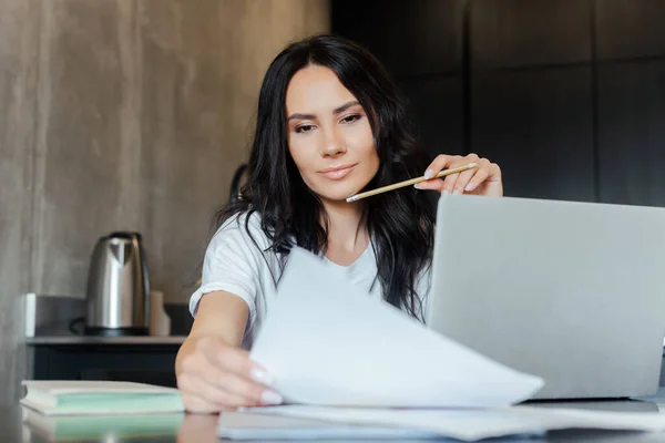 Aantrekkelijke Vrouw Werken Met Laptop Boek Zakelijke Documenten Keuken Zelfisolatie — Stockfoto