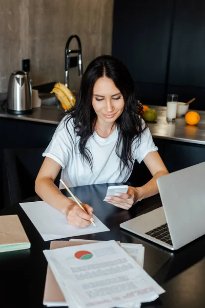 Mulher Atraente Feliz Trabalhando Com Laptop Smartphone Documentos Negócios Cozinha — Fotografia de Stock