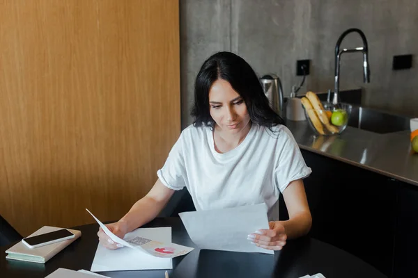 Jeune Femme Travaillant Avec Des Documents Affaires Sur Cuisine Sur — Photo