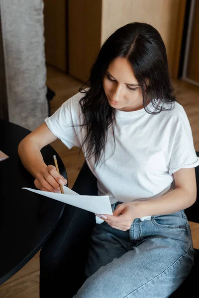 Ragazza Felice Con Una Tazza Caffè Che Lavora Con Documenti — Foto Stock