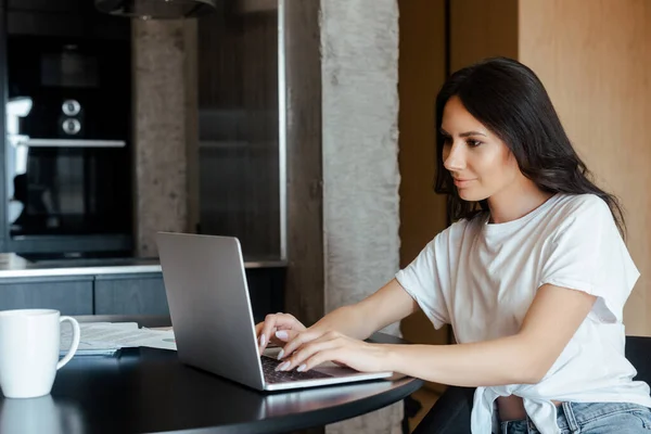 Hermosa Mujer Que Trabaja Ordenador Portátil Con Documentos Negocios Cocina — Foto de Stock