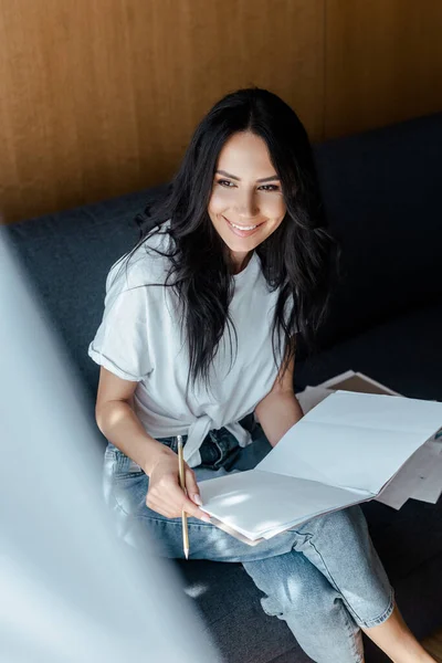 Wanita Tersenyum Bekerja Dengan Dokumen Bisnis Sofa — Stok Foto