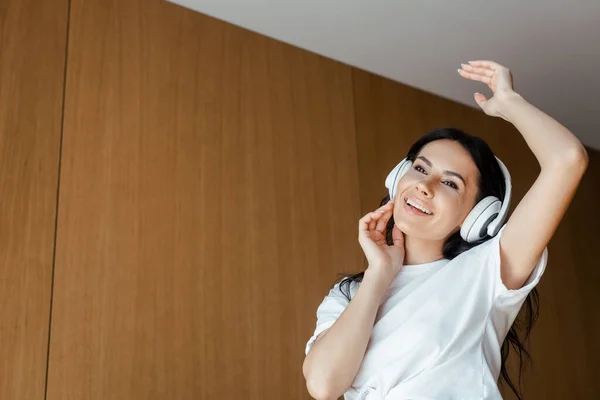 Bela Menina Feliz Dançando Ouvindo Música Com Fones Ouvido Casa — Fotografia de Stock