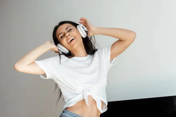 Excited Girl Dancing Closed Eyes Listening Music Headphones Home — Stock Photo, Image