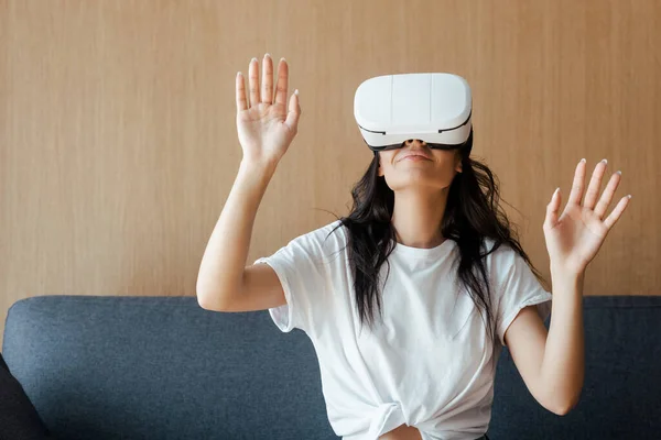 Mujer Joven Feliz Usando Auriculares Realidad Virtual Casa — Foto de Stock