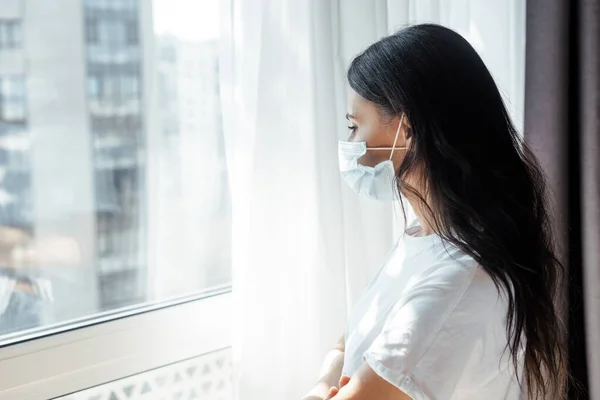 Malade Femme Seule Dans Masque Médical Regardant Par Fenêtre Sur — Photo
