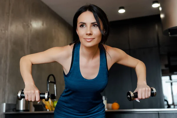 Schöne Athletische Frau Trainiert Hause Mit Kurzhanteln — Stockfoto