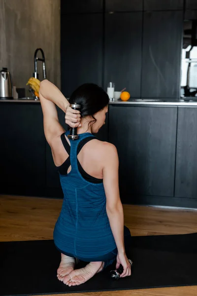 Visão Traseira Treinamento Mulher Atlética Com Halteres Tapete Fitness Casa — Fotografia de Stock