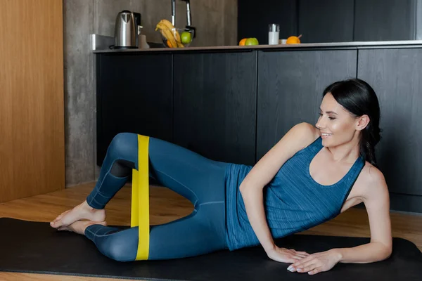 Hermosa Deportista Entrenamiento Con Banda Resistencia Alfombra Fitness Casa — Foto de Stock