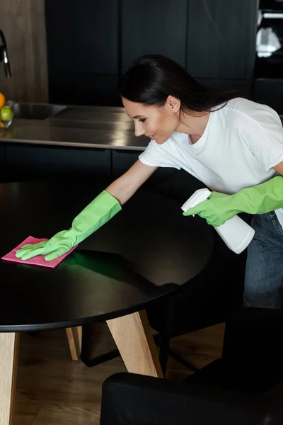 Plastik Eldivenli Çekici Bir Kadın Mobilyaları Paçavra Sprey Şişeyle Temizliyor — Stok fotoğraf