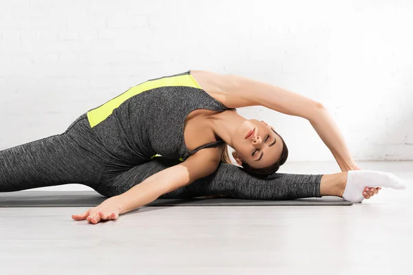 Chica Flexible Deportiva Con Los Ojos Cerrados Estiramiento Estera Fitness — Foto de Stock