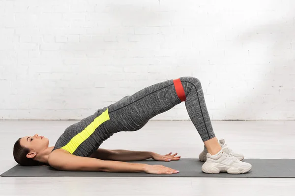 Side View Sportive Woman Working Out Resistance Band Fitness Mat — Stock Photo, Image