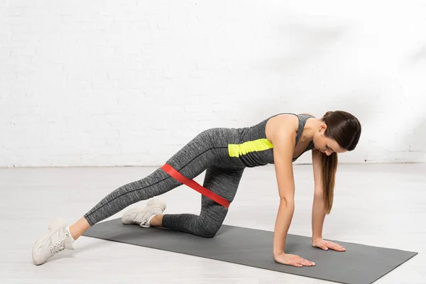 Sportive Woman Standing Knee Fitness Mat Working Out Resistance Band — Stock Photo, Image