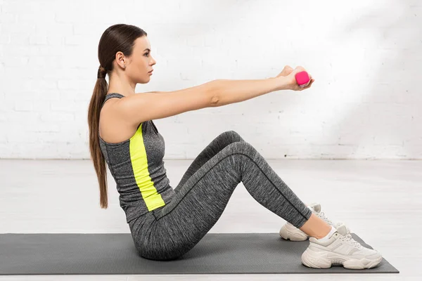 Perfil Joven Deportista Haciendo Ejercicio Con Pesas Rosadas Esterilla Fitness —  Fotos de Stock