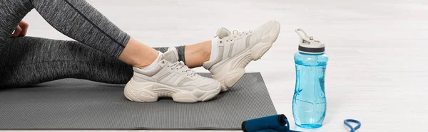 Orientación Panorámica Deportista Sentada Colchoneta Fitness Cerca Botella Deportes Con —  Fotos de Stock