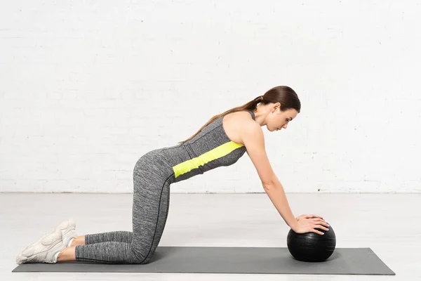 Vista Lateral Chica Atractiva Ropa Deportiva Haciendo Ejercicio Con Bola — Foto de Stock