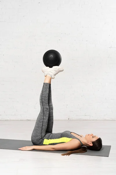 Attraktive Frau Sportbekleidung Die Auf Der Fitnessmatte Mit Ball Trainiert — Stockfoto