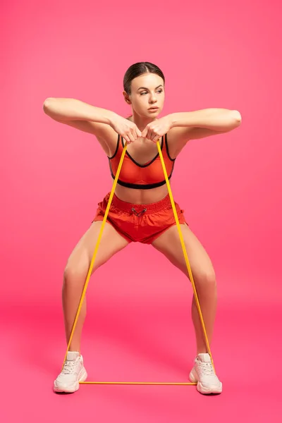Femeie Atletică Îmbrăcăminte Sport Care Lucrează Banda Rezistență Roz — Fotografie, imagine de stoc