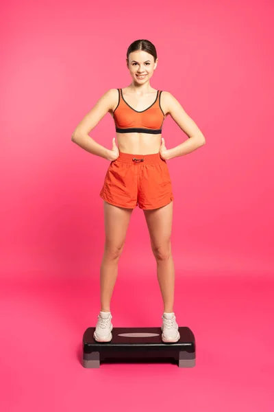 Happy Sportswoman Standing Hands Hips Step Platform Pink — Stock Photo, Image