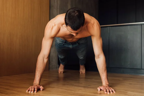 Мускулистый Человек Делает Упражнения Доске Дома — стоковое фото