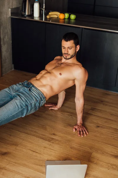 Hombre Barbudo Sin Camisa Haciendo Ejercicio Mientras Mira Entrenamiento Línea —  Fotos de Stock